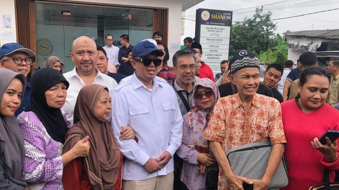 SENGKETA LAHAN - Menteri Agararia dan Tata Ruang Negara dan Badan Pertanahan Nasional (ATR BPN), Nusron Wahid turun langsung menemui sejumlah warga yang terdampak eksekusi lahan sengketa di kawasan Desa Setia Mekar, Kecamatan Tambun Selatan, Kabupaten Bekasi pada Jumat (7/2/2025). Nusron menjelaskan kepada awak media dan warga terdampak eksekusi lahan kalau adanya perbedaan denah atau lokasi sengketa.