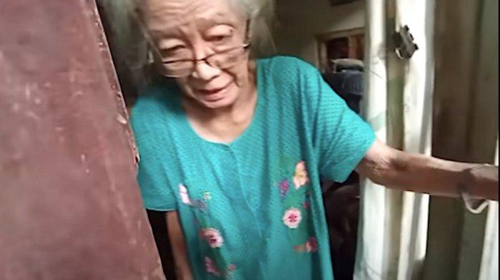 Oma Metia (82) tinggal di kawasan mewah Jakarta Selatan, kondisi rumahnya nyaris ambruk