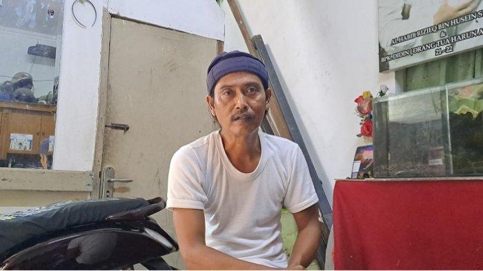 Orangtua Harun Al-Rasyid, Didin Wahyudin (50) saat ditemui di Polres Metro Jakarta Barat.