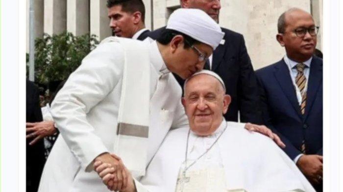 PAUS FRANSISKUS MENINGGAL -- Momen Imam Besar Masjid Istiqlal KH Nasaruddin Umar mencium kepala Pemimpin Katolik Sedunia Paus Fransiskus yang mengunjungi Indonesia beberapa waktu lalu.