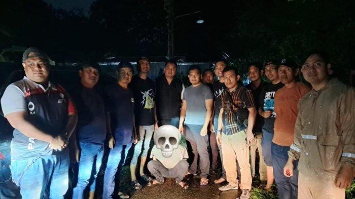 PELAKU PEMBACOKAN SADIS - Tim Gabungan Polres Metro Bekasi meringkus pelaku pembacokan sadis terhadap karyawati hingga tangannya putus di wilayah Cikarang Barat, Kabupaten Bekasi. Motif pelaku diketahui merasa korban menghambat dirinya menjadi karyawan tetap, karena korban adalah atasan pelaku.