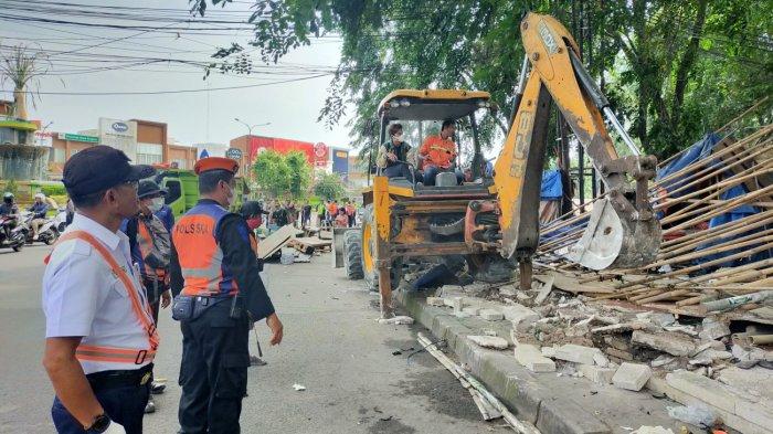 PENERTIBAN - PT Kereta Api Indonesia (KAI) Daerah Operasi 1 Jakarta bersama Pemerintah Kabupaten Karawang, melakukan penertiban bangunan liar di wilayah emplasemen Stasiun Karawang pada Kamis (3/7/2025). Kegiatan penertiban ini merupakan bagian dari upaya bersama dalam menata kawasan perkotaan yang lebih tertib, aman, dan bermanfaat bagi masyarakat, sekaligus mengembalikan fungsi lahan sesuai peruntukannya.
