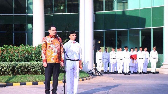 Perhimpunan Pemilik dan Penghuni Satuan Rumah Susun (PPPSRS) The Bellezza Permata Hijau menggelar upacara bendera. Upacara berlangsung di halaman depan The Bellezza Permata Hijau.