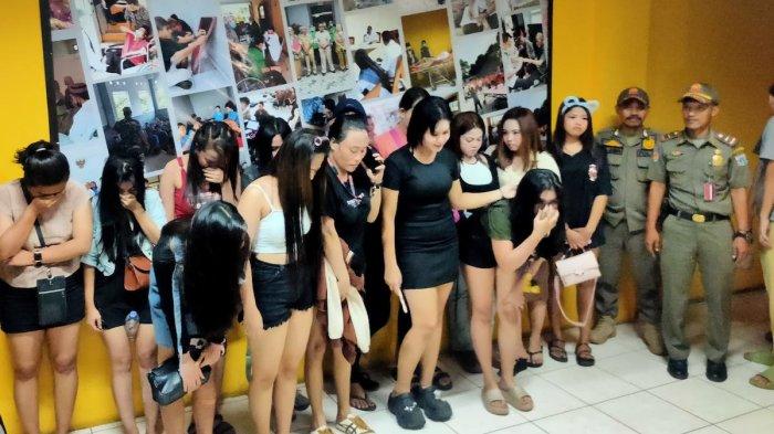 PSK TERJARING - 14 pekerja seks komersial yang terjaring razia Satpol PP Jakarta Barat, Selasa (11/3/2025) beroperasi di bedeng dekat rel kereta api. Diharapkan PT KAI menutup kawasan itu