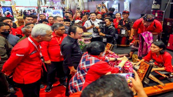 Ketua Umum PDI Perjuangan Megawati Soekarnoputri (kanan) didampingi Ketua DPP Prananda Prabowo (kiri) dan Ganjar Pranowo (belakang) saat meninjau stan pameran Pangan Plus Expo 2023 sebelum memberikan arahan pada Rakernas IV PDI Perjuangan hari kedua di JIExpo Kemayoran, Jakarta Pusat, Sabtu (30/9/2023). Rakernas IV PDI Perjuangan hari kedua beragenda mendengarkan arahan ketua umum, membahas strategi pemenangan pileg dan pilpres berbasis gotong royong, kampanye berbasis kecerdasan buatan hingga manajemen dan pengelolaan media sosial yang kreatif dan inovatif.