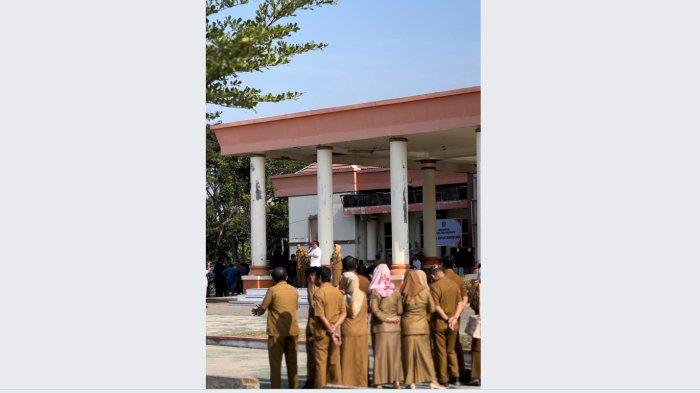 Para pegawai Pemerintahan Kabupaten Pohuwatu lakukan apel pagi yang turut dihadiri Tim Kemendagri. Apel digelar di Lapangan Kantor Bersama Pemerintah Kabupaten Pohuwato, yaitu gedung eks rumah jabatan bupati pada Senin (25/9/2023).