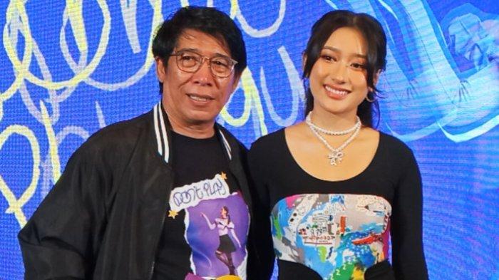 Pelawak Parto Patrio menemani Amanda Caesa saat merilis lagu Don't Play di kawasan Kebayoran Baru, Jakarta Selatan, Jumat (15/12/2023).