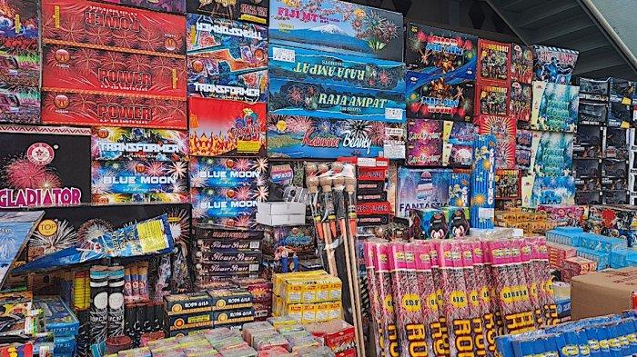Suasana Pasar Asemka yang mulai ramai diisi oleh pedagang musiman pernak pernik Natal dan Tahun Baru 2025, Senin (9/12/2024)