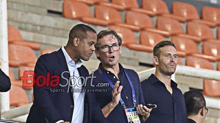 TONTON LAGA PERSIJA - Pelatih Timnas Indonesia Patrick Kluivert (kiri) ditemani asistennya yakni Alex Pastoor (tengah) dan Sjoerd Woudenberg (kanan) menonton laga Dewa United FC vs Persija Jakarta, Sabtu (8/2/2025). Pada laga pekan ke-22 Liga 1 2024/2025 itu, Dewa United FC menang 2-1 atas Persija Jakarta di Stadion Pakansari, Kabupaten Bogor, Jawa Barat, Sabtu (8/2/2025) pukul 19.00 WIB. (Bolasport.com/Muhammad Alif Aziz Mardiansyah)
