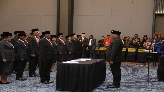 Wamendagri John Wempi Wetipo saat melantik 33 anggota Majelis Rakyat Papua (MRP) Provinsi Papua Barat Daya masa jabatan 2023-2028. Pelantikan ini berlangsung di Hotel Aston Kota Sorong, Papua Barat Daya, Kamis (14/12/2023).