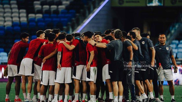FORMASI TIMNAS INDONESIA - Pelatih Timnas Indonesia Patrick Kluivert menggunakan formasi 3-4-3 saat tantang Timnas Australia pada laga ketujuh Putaran Ketiga Grup C Kualifikasi Piala Dunia 2026 Zona Asia di Sydney Football Stadium, Kamis (20/3/2025) pukul 16.10 WIB. Formasi itu mirip dengan taktik yang biasa dipakai Shin Tae-yong saat tangani skuad Garuda. (Sumber: X/@TimnasIndonesia)