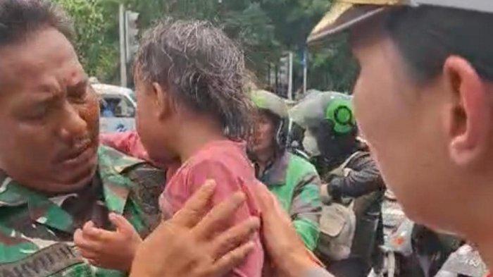 Bocah yang menjadi korban penyanderaan saat berhasil diamankan usai disandera seorang pria paruh baya di dalam pos polisi.