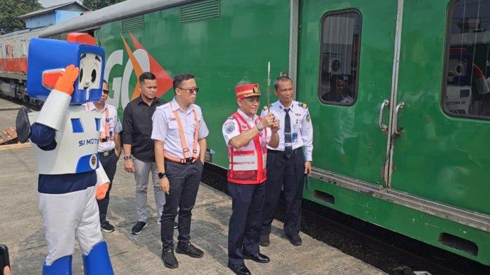 Direktur Lalu Lintas dan Angkutan Kereta Api DJKA Arif Anwar secara simbolis resmi memberangkatkan mudik motor gratis (motis) dalam arus mudik Lebaran 2024 di Stasiun Gudang Jakarta, Jakarta Utara, Selasa (2/4/2024).