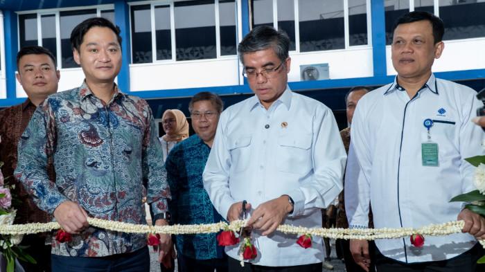 Menteri Ketenagakerjaan (Menaker) Prof. Yassierli dan President Director PT Chery Sales Indonesia Zeng Shou menggunting pita tanda resmi dibukanya training center Chery di Balai Besar Pelatihan Vokasi dan Produktivitas (BBPVP) Kemnaker, Bekasi, Rabu (16/7/2025).