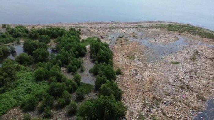 Penampakan gundukan sampah di kawasan mangrove Muara Angke, Penjaringan, Jakarta Utara.