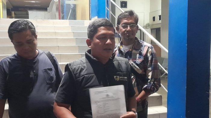 Pencatutan KTP untuk mendukung calon independen di Pilkada Jakarta berbuntut panjang. Kasus ini kemudian dilaporkan ke Polda Metro Jaya pada Jumat (16/8/2024). Laporan itu telah diterima dan teregister dengan nomor LP/B/4830/VIII/2024/SPKT/POLDA METRO JAYA tanggal 16 Agustus 2024. Adapun korban dan pelapornya adalah seorang warga Jakarta Pusat, Samson (45).