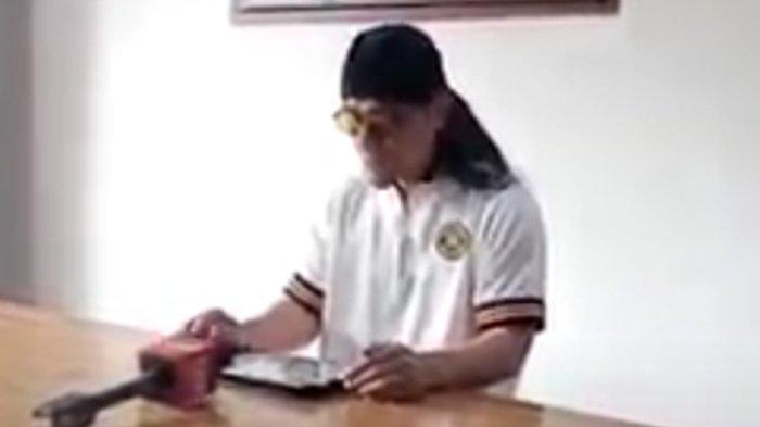 Pendakwah sekaligus Utusan Khusus Presiden Gus Miftah berderai air mata saat mengumumkan mengundurkan diri pada Jumat (6/12/2024)