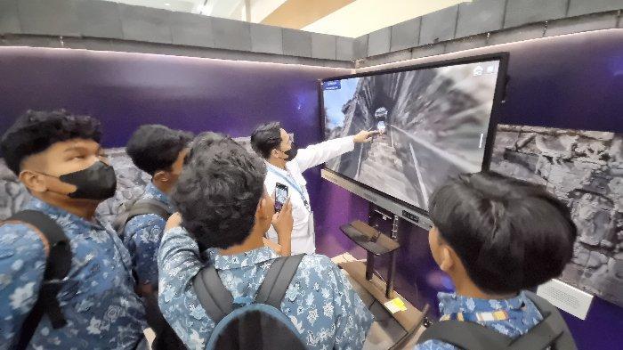 Pengunjung mencoba virtual 360 Candi Borobudur di stand Direktorat Jenderal Bimbingan Masyarakat (Ditjen Bimas) Buddha Kementerian Agama RI pada Devotion Experience (Dev-X) Hari Amal Bhakti ke-78 Kemenag, di JCC Senayan, Sabtu (6/1/2024).
Ditjen Bimas Buddha Kementerian Agama RI meluncurkan website atau laman pencitraan yakni virtual 360 dan virtual reality tour Candi Borobudur untuk masyarakat bisa menjelajahi Candi Borobudur secara virtual.