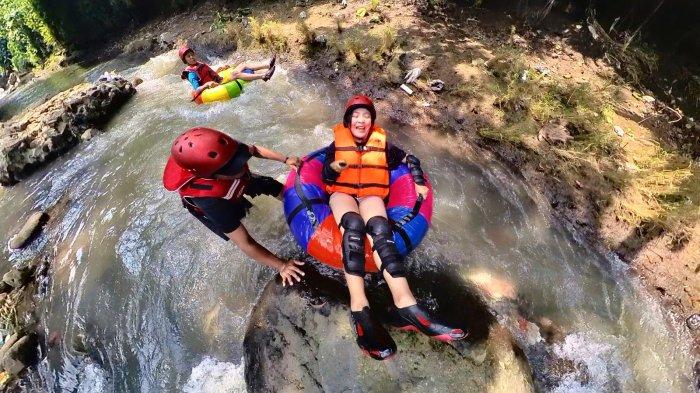 Pengunjung menikmati permainan tubing di Rivera Bogor pada Senin (15/1/2024).