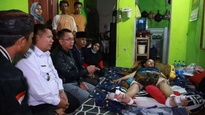 Penjabat Bupati Bekasi, Dani Ramdan didampingi Camat Tambun Utara, Najmuddin, mengunjungi dan memberikan santunan Indah Agustiyani (28) korban perampasan motor di Underpass Tambun di Dusun 1 RT 02 Rw 02 Desa Jejalen, Kecamatan Tambun Utara pada Rabu (28/2/2024) malam.