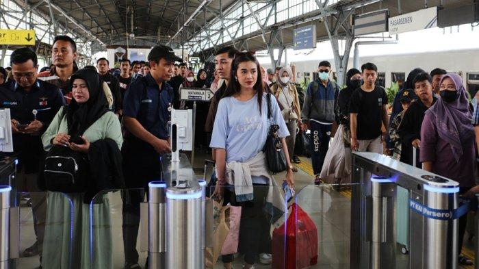 Penumpang KA tampak berjejal di Stasiun Pasar Senen, Jakarta Pusat, Kamis (17/4/2025). Banyak warga yang memanfaatkan momen libur panjang akhir pekan perayaan Paskah untuk mudik menggunakan kereta api.