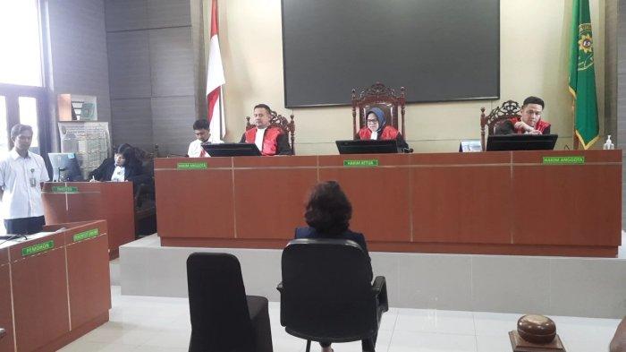 Perkara hukum ibu dan anak kandung masuk sidang ke Pengadilan Negeri (PN) Karawang. Stephanie Sugianto melaporkan ibu kandungnya Kusumayati terkait pemalsuan tandatangan untuk surat kuasa waris (SKW).