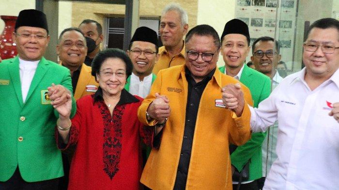 Ketua DPP PDIP M Prananda Prabowo, Ketua Umum PPP Mardiono, Ketua Umum PDI Perjuangan Megawati Soekarnoputri dan Ketua Umum Hanura Oesman Sapta Odang usai menghadiri rapat koalisi pertemuan antara Parpol pendukung Capres Ganjar Pranowo membahas kriteria bakal cawapres di kantor DPP PDI Perjuangan, Jakarta, Senin (4/9/2023). Adapun dalam rapat konsolidasi partai politik (parpol) tersebut salah satunya resmi menunjuk Arsjad Rasyid menjadi Ketua Tim Pemenangan Ganjar Pranowo di Pilpres 2024.
