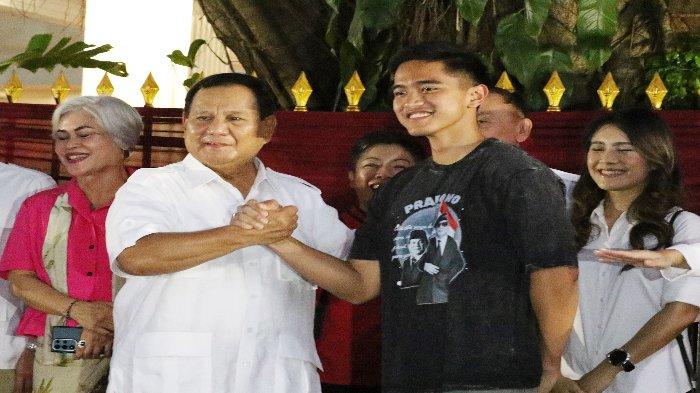 Ketua Umum Partai Gerindra Prabowo Subianto (kiri) dan Ketua Umum Partai Solidaritas Indonesia Kaesang Pangarep (kanan) bersalaman usai pertemuan di Rumah Kertanegara, Kebayoran Baru, Jakarta Selatan, Kamis (12/10/2023). Pertemuan tersebut beragendakan silahturahmi politik dan berbincang situasi kebangsaan.