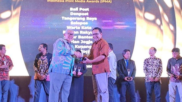 Perwakilan Warta Kota, Fred Mahatma TIS, menerima penghargaan IPMA. Warta Kota meraih Bronze Winner pada ajang IPMA Awards yang digelar SPS, di ballroom Hotel Ciputra, Grogol Petamburan, Jakarta Barat, Selasa (30/4/2024).