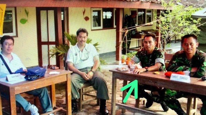 Perwira Kopassus, Mayor Agus Subianto di posko penangan korban gempa Yogyakarta tahun 2006.