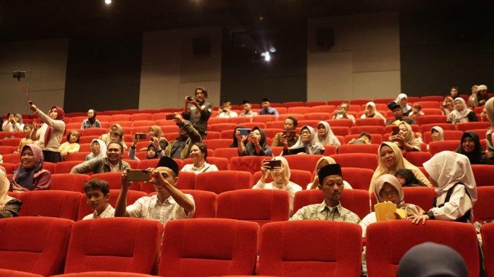 Situasi keunikan wisuda Pesantren Inggris Assalam, Bogor yang digelar di salah satu bioskop di Bogor, Sabtu (6/7/2024). Uniknya mereka menonton film pendek karya asli santrinya sendiri. Cara belajar mereka juga unik dan berkomunikasi dalam bahasa Inggris.