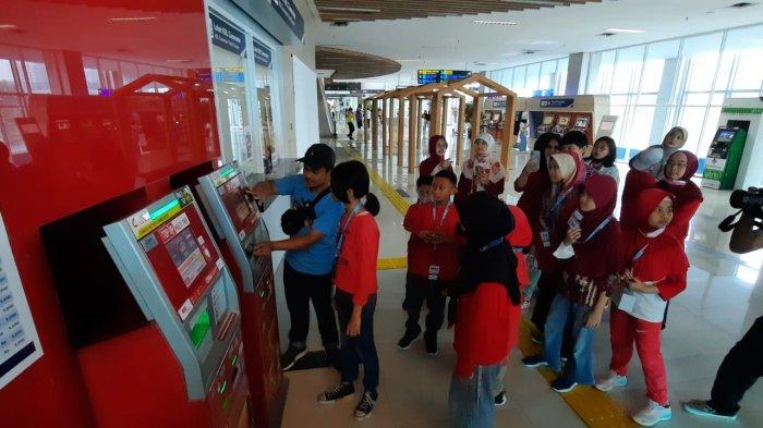 Peserta KAI Commuter Fun Journey 2023 bertema “Commuter Parenting dan Jurnalis Cilik melakukan top up saldo kartu KMT di Stasiun BNI City, Jakarta, Sabtu (2/9/2023). Kegiatan sosialisasi layanan Commuter Line bagi pengguna anak anak sebagai edukasi transportasi publik saat melakukan perjalanan ke tempat wisata, sekolah dan bertemu keluarga.