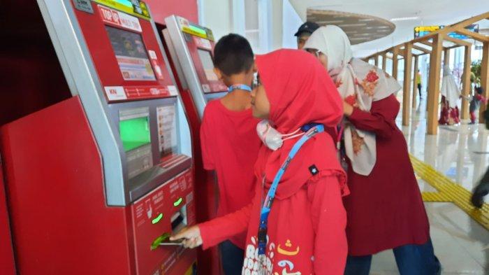 Peserta KAI Commuter Fun Journey 2023 bertema “Commuter Parenting dan Jurnalis Cilik melakukan top up saldo kartu KMT di Stasiun BNI City, Jakarta, Sabtu (2/9/2023). Kegiatan sosialisasi layanan Commuter Line bagi pengguna anak anak sebagai edukasi transportasi publik saat melakukan perjalanan ke tempat wisata, sekolah dan bertemu keluarga.