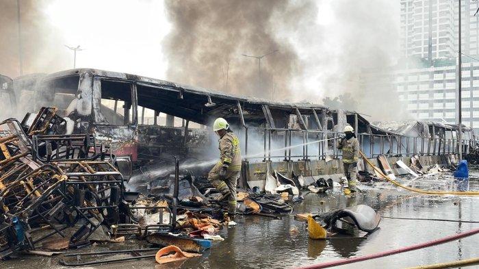 KEBAKARAN - Petugas Suku Dinas Pemadam Kebakaran dan Penyelamatan Jakarta Barat melakukan pemadaman sejumlah bus Transjakarta di Terminal Rawa Buaya, Cengkareng, Jakarta Barat pada Selasa (10/6/2025). Warga Sebut Bangkai Bus Transjakarta yang Terbakar di Terminal Rawa Buaya Sudah Mangkrak Sejak 4 Tahun lalu.