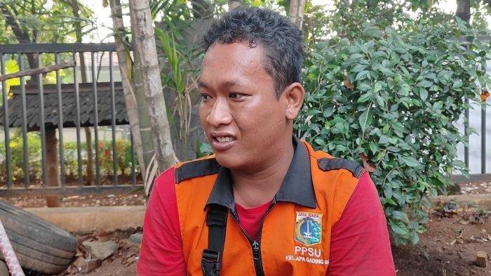 Petugas PPSU Kelurahan Kelapa Gading Barat, Yusuf (24) yang dipaksa atasannya untuk meminjam uang ke koperasi.