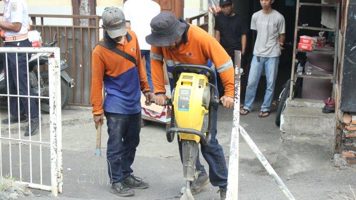 Petugas PT KAI menutup perlintasan sebidang liar KM 1/1+100 petak jalan Tanah Abang - Karet, Jalan Kebon Pala 9, Kebon Melati, Tanah Abang, Jakarta Pusat pada Selasa (28/5/2024).