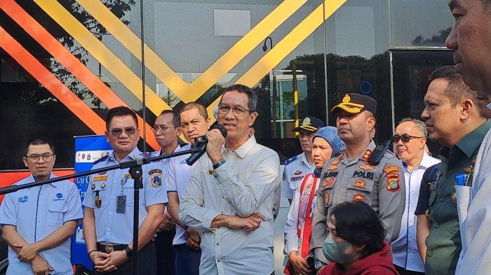 Pj Gubernur DKI Jakarta Heru Budi Hartono menjajal bus Transjakarta dari Terminal Kalideres ke Bandara Soekarno Hatta.