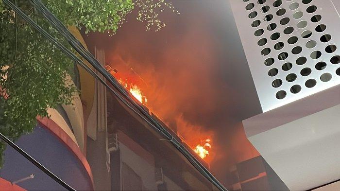 HINGGA Kamis (16/1/2025) dini hari api masih membakar lantai atas Plaza Glodok Jakarta. Suara ledakan dan bangunan roboh terdengar berulang kali.