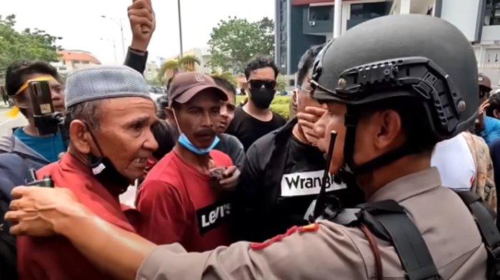 Polisi Aipda Andi Hidayat tenangkan massa unjuk rasa Rempang