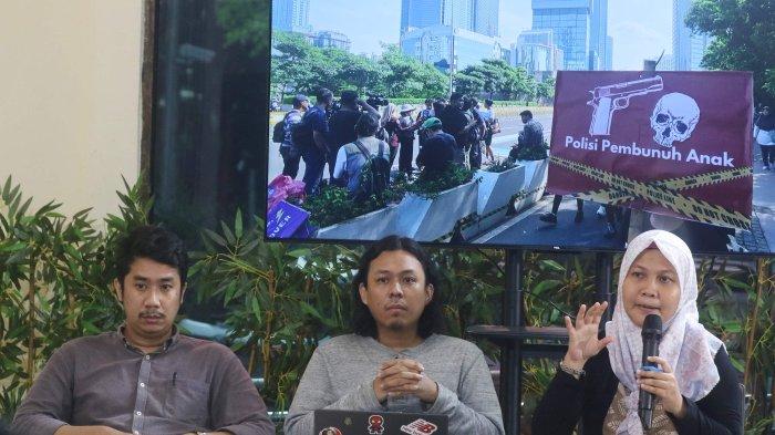 Polisi Pembunuh Anak. Direktur Lembaga Bantuan Hukum (LBH) Padang, Indira Suryani, tampak menahan rasa emosional yang mendalam saat menyampaikan keterangan perkembangan kasus kematian remaja Afif Maulana (13) yang diduga tewas dianiaya polisi di Padang, Sumatera Barat. Ia membeberkan sejumlah hal yang semakin menguatkan bahwa Afif dibunuh polisi. Diantaranya keluarga dilarang mengkafani jenazah Afif usai diautopsi.