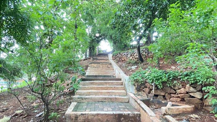 Potret Taman Kebon Jeruk yang menjadi alternatif para ojol beristirahat. Dilengkapi dengan kursi panjang hingga spot terowongan pohon.