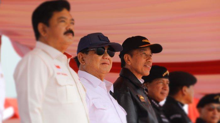 Menteri Pertahanan Prabowo Subianto mendampingi Presiden Joko Widodo (Jokowi) dalam acara gelar unsur armada TNI AL serta pemberian Brevet Kehormatan Hiu Kencana yang disematkan kepada Jokowi di atas KRI dr. Radjiman Wedyodiningrat-992, Sabtu (28/9).