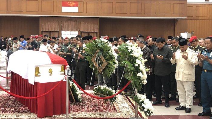 Menhan RI Prabowo Subianto ikut dalam shaf salat jenazah Mantan Kepala BNPB Letjen TNI Purn Doni Monardo yang disemayamkan di Mako Kopassus Cijantung, kecamatan Pasar Rebo, Jakarta Timur, Senin (4/11/2023).