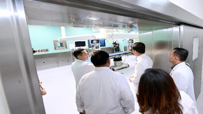 Presiden RI Joko Widodo didampingi Menteri Pertahanan RI Prabowo Subianto, meninjau Rumah Sakit Pusat Pertahanan Negara (RSPPN) Panglima Besar Soedirman yang baru saja diresmikan di Bintaro, Kecamatan Pesanggrahan, Kota Jakarta Selatan, Senin (19/2/2024).