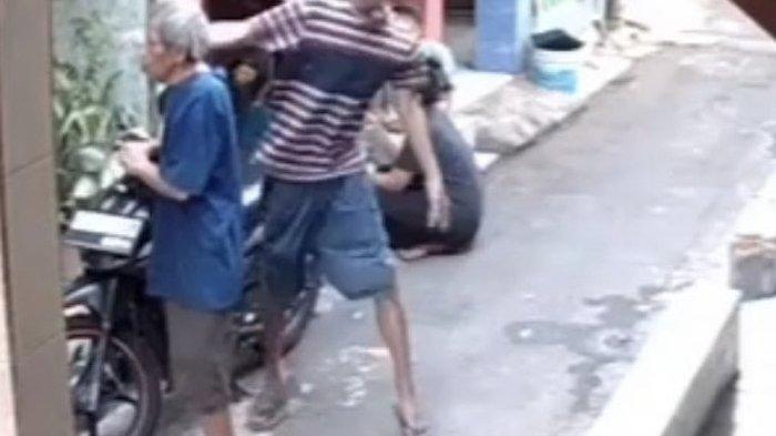 Cuplikan layar rekaman CCTV saat JS memukul S di hadapan warga sekitar Jalan Cakung Cilincing, kelurahan Cakung Timur, kecamatan Cakung, Jakarta Timur, Selasa (23/1/2024).