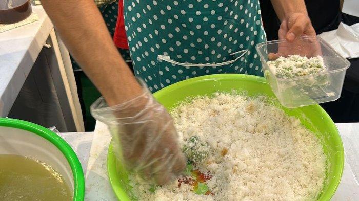 Proses pembuatan Klepon Gianyar 1980
