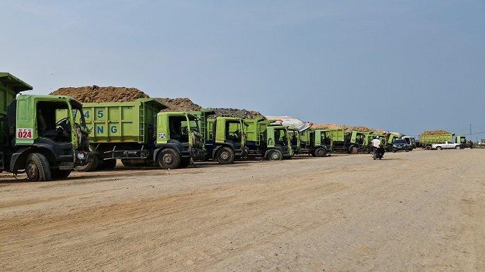 Puluhan truk dievakuasi ke suatu lahan terbuka usai diamuk masa di Jalan Raya Salembaran, Teluknaga, Kabupaten Tangerang, Jumat (8/11).