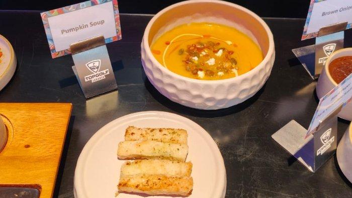 Pumpkin Soup diperkenalkan saat media lunch menu baru di Ironwood Steak & Grill yang berlokasi di Level 3 Topgolf Jakarta, Cilandak, Jakarta Selatan, Kamis (19/6/2025). Menu ini merupakan hasil karya Executive Chef Topgolf Jakarta, Denny Boy Gunawan.