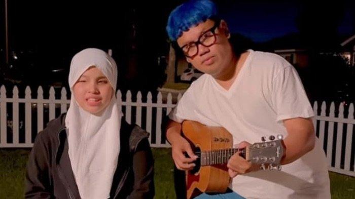 Disela rutinitasnya, seperti memperbaiki mobil lawasnya di bengkel dekat rumah, presenter Uya Kuya mengajak Putri Ariani bernyanyi, Rabu (20/9/2023). Putri Ariani diminta Uya Kuya menyanyikan lagu Mimpi Terindah milik Tofu. Putri Ariani dan Uya Kuya bernyanyi dari Pasadena, California, Amerika Serikat.