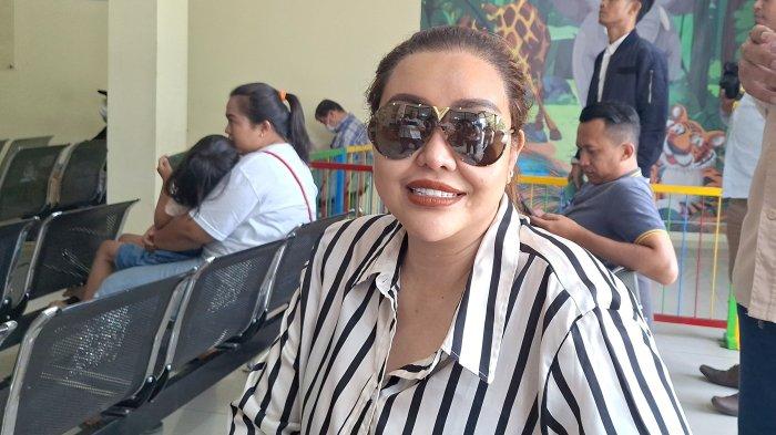 RATU META CERAI - Pedangdut Ratu Meta dan suami, Yogi Rinaldi sepakat untuk bercerai. Kesepakatan diambil setelah keduanya menjalani proses mediasi atau upaya perdamaian di Pengadilan Agama (PA) Jakarta Timur.